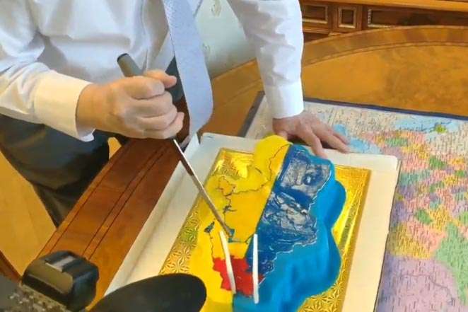 «Дві третини - нам»: Жириновський розрізав торт у вигляді карти України