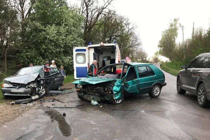 У Чернівецькій області зіткнулися три автомобілі. Серед постраждалих є дитина