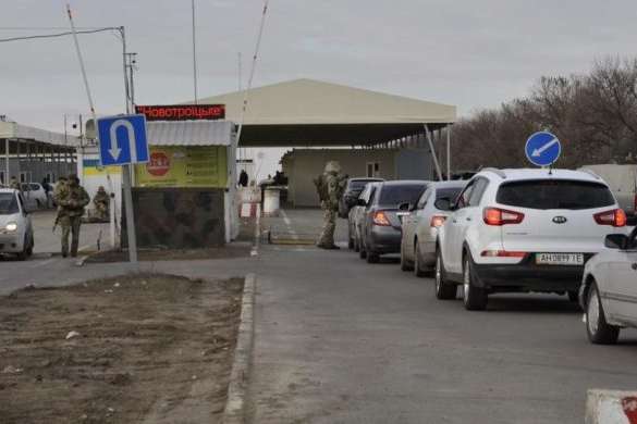 У чергах на пропускних пунктах на Донбасі зібралися майже 200 автівок 