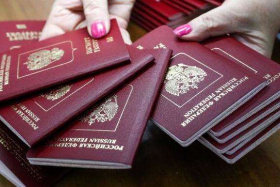 МЗС України вимагає від РФ припинити видачу паспортів жителям окупованого Донбасу