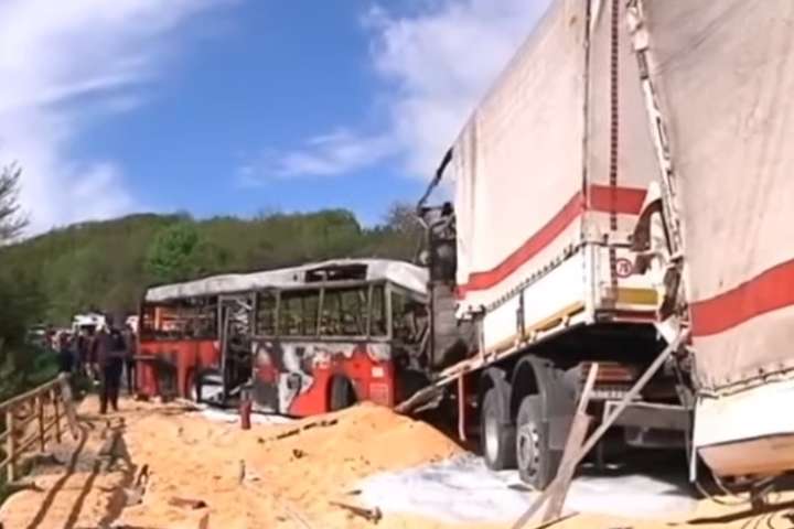 Смертельна ДТП у Сербії: лоб в лоб зіткнулися автобус і вантажівка (фото, відео)