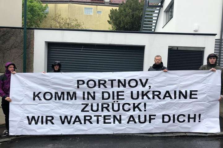 Активісти провели перформанс біля будинку Портнова у Відні (фото) 