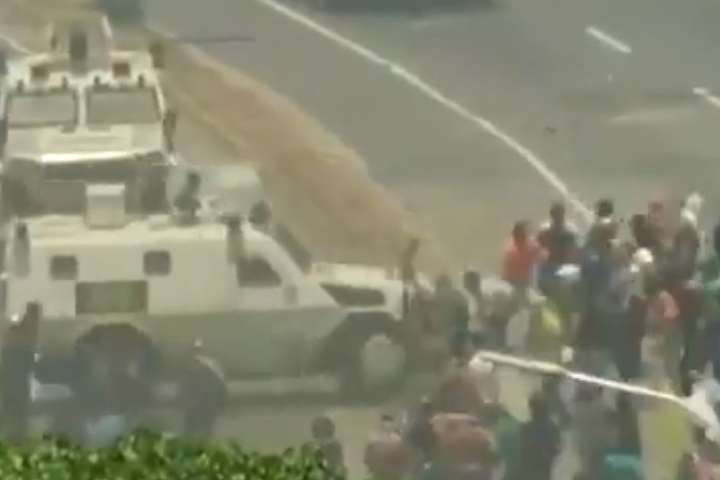 Війська Мадуро в'їхали у натовп протестувальників на броньованих машинах