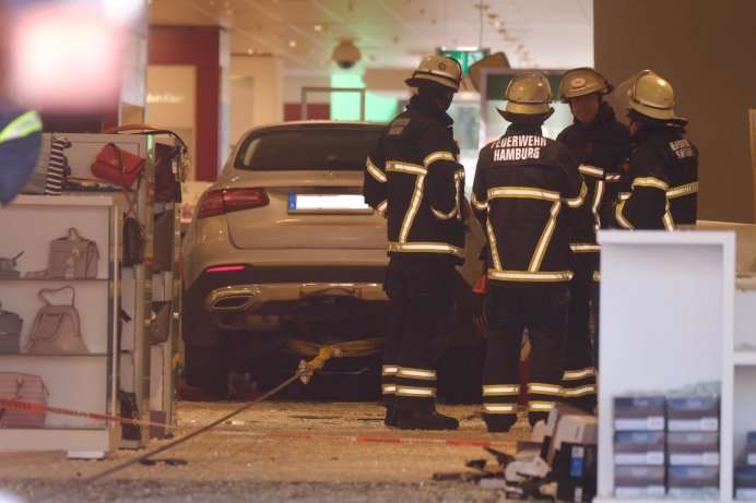 У Гамбурзі автомобіль в'їхав у торговий центр: дев'ять постраждалих