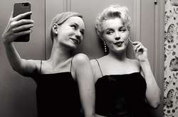 Фотограф делает реалистичные селфи со звездами, которых давно нет в живых