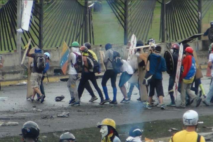 Під час зіткнень у Венесуелі постраждали понад півсотні людей