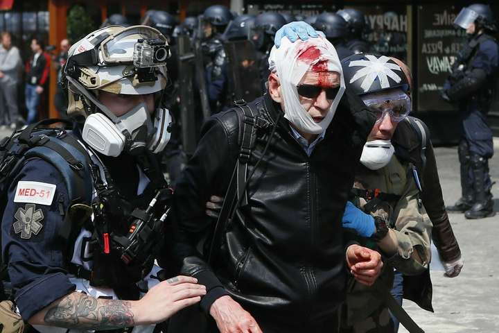 Першотравень у Парижі: бійки з поліцією та сльозогінний газ 