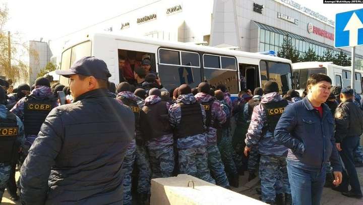 У Казахстані пройшли акції проти виборів президента, затримано понад 100 людей