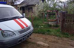 Вінницькі рятувальники витягли вагітну з криниці