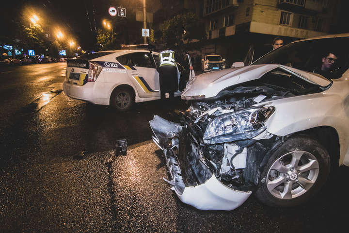 Біля Палацу «Україна» Toyota протаранила поліцейське авто (фото, відео)