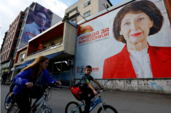  Голосуючи за нового президента, виборці також символічно висловлюються щодо перейменування країни, яке було здійснено керівною партією під тиском Греції, але різко критикується опозицією 