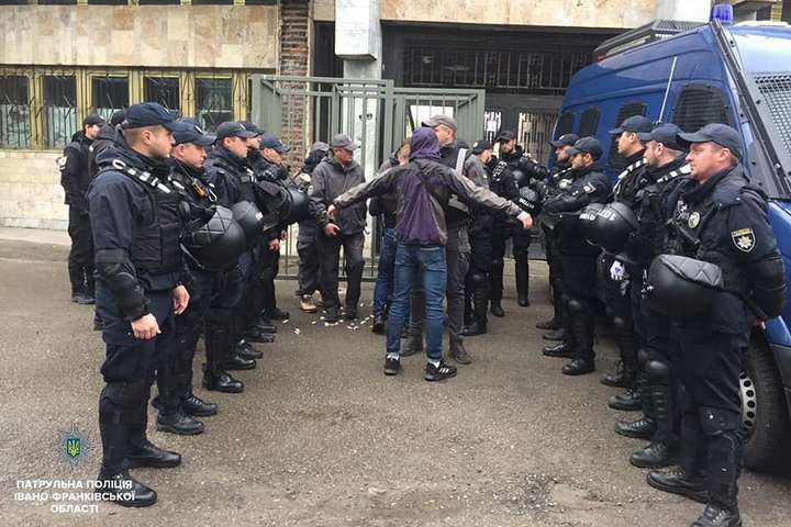 Так само, як до Майдану «Беркут»: івано-франківська поліція напала на ультрас «Волині» (відео)