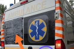  Хуліган напав на автомобіль швидкої допомоги і закидав його камінням, розбивши вікна 