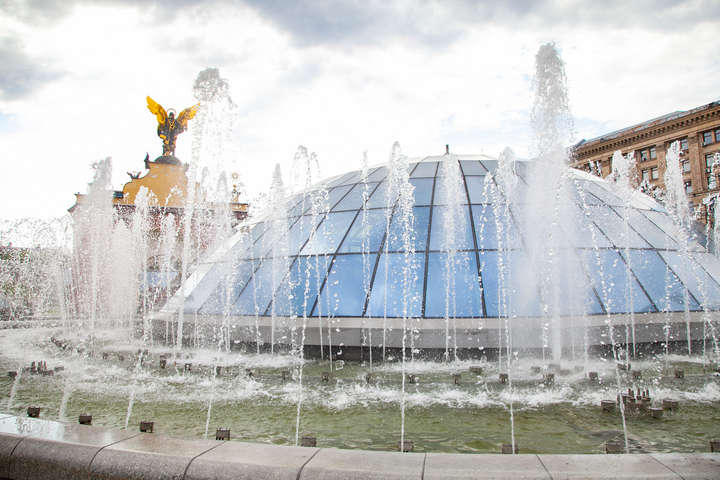 У Києві засяяли і «заспівали» фонтани (фото, відео)