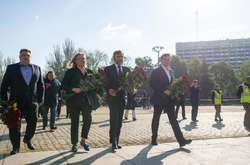 Новинский возложил цветы возле Одесского дома профсоюзов в память о погибших в мае 2014-го