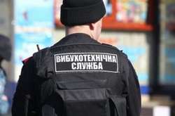 Працівники слідчо-оперативних груп територіальних відділів поліції та фахівці вибухотехнічного управління проводять перевірку