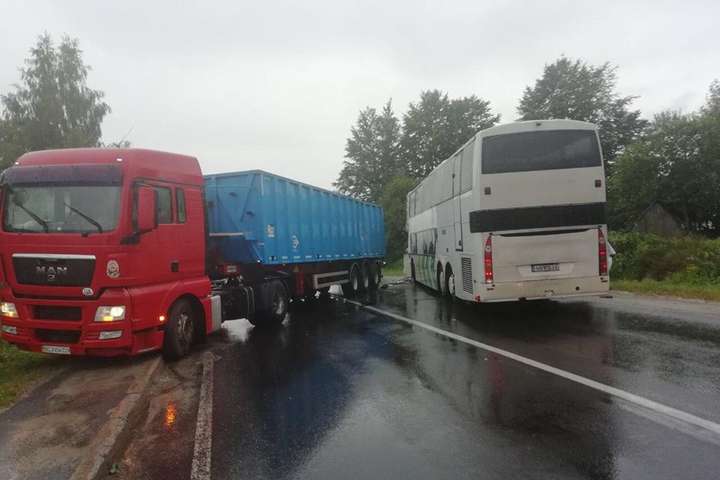На Львівщині туристичний автобус зіткнувся з вантажівкою, постраждала іноземка