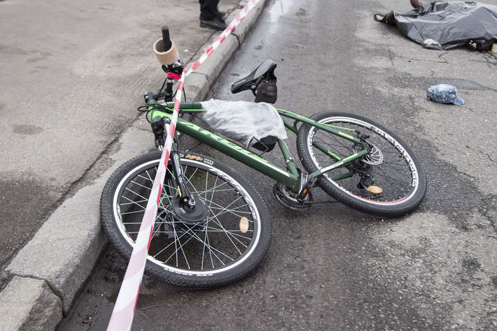 В Киеве из-за столкновения с самосвалом погиб велосипедист