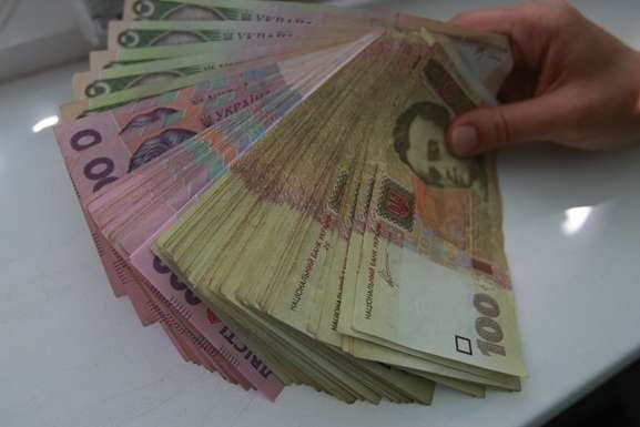 В Україні стрімко росте середня зарплата: вже більше 10 тис. грн на місяць 