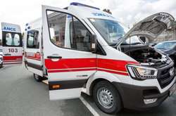 В Запорожье мужчина забросал машину скорой помощи камнями