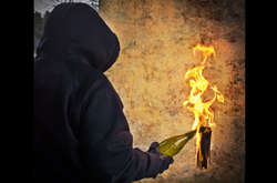  Невідомі намагалися вкинути у помешкання журналістки пластикову посудину з токсичною легкозаймистою речовиною 