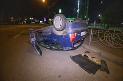 Біля станції «Бориспільська» Renault підрізав ZAZ і сам перекинувся (фото, відео)