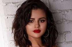 Селена Гомес представила модель бикини, которая скрывает шрам после пересадки почки