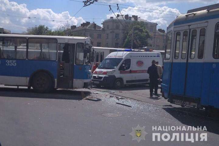 У Вінниці тролейбус протаранив трамвай, 12 постраждалих