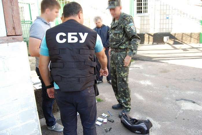На Чернігівщині інспектора СІЗО засуджено за збут наркотиків 
