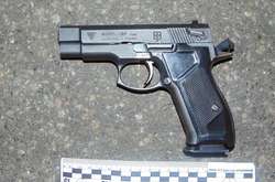 Правоохоронці виявили в одного із зловмисників балаклаву та зброю