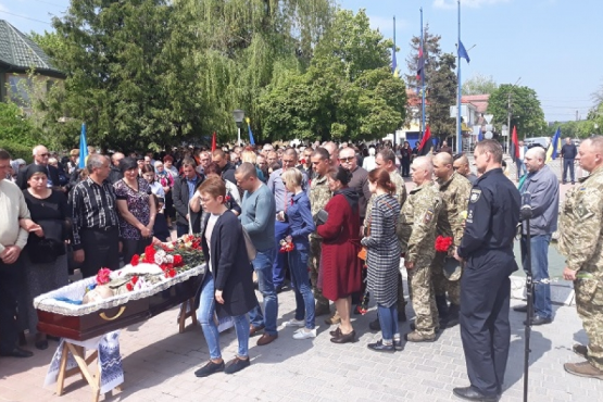 На Вінниччині простилися з воїном, який загинув на Донбасі