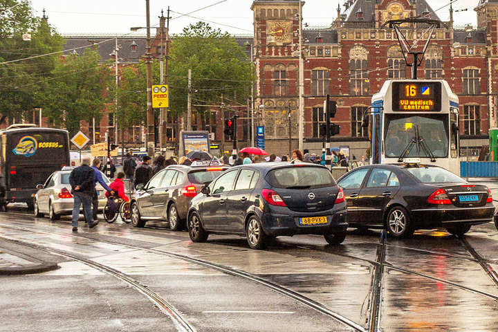 У столиці Нідерландів заборонять авто на дизпаливі та бензині до 2030 року