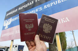 Російські окупанти продумали процедуру так, щоб мешканцям окупованих територій було фізично простіше погодитися на паспорт РФ, аніж, наприклад, оновити паспорт України