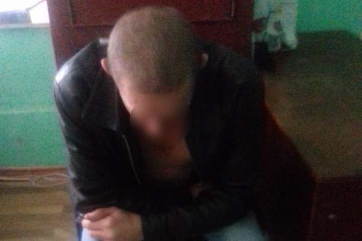 На Київщині чоловік з ножем накинувся на матір своєї дитини