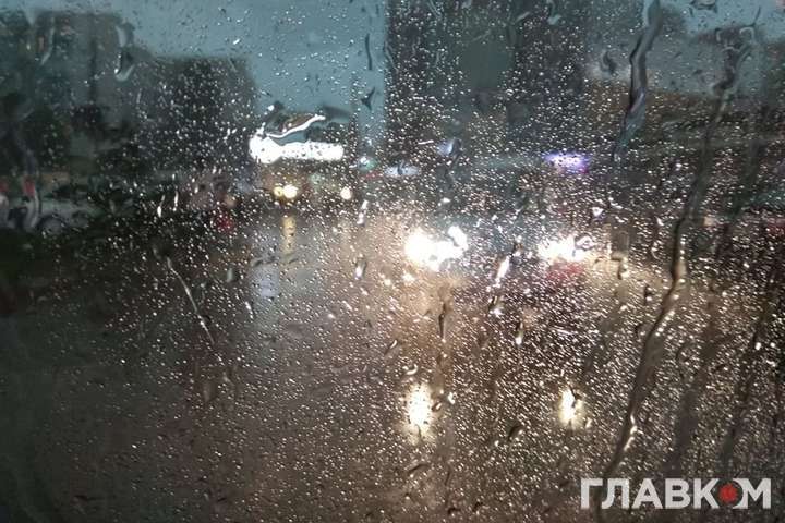 Сьогодні в Україні синоптики прогнозують грози, дощ та шквали