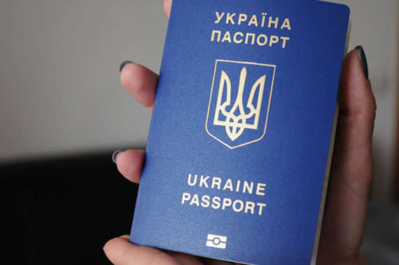 Порошенко розхвалив український паспорт у порівнянні з російським