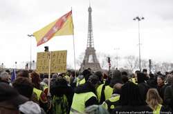 Спочатку «жилети» протестували проти зростання цін на бензин і дизель, за ідвищення мінімальної зарплати, а зараз став виступати проти політики президента Еммануеля Макрона 