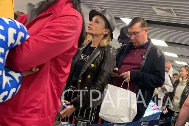 Луценка помітили в аеропорту Риму разом з сином і дружиною