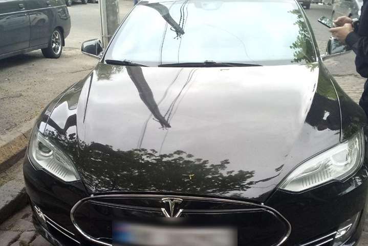 У Дніпрі знайшли викрадений у Норвегії електромобіль Tesla
