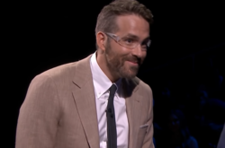 Райан Рейнольдс и Джимми Фэллон сыграли в конкурс по плевкам в лицо