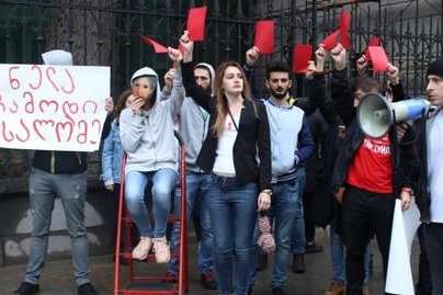 «Червона картка» президенту. У Тбілісі протестували проти заяв Зурабішвілі, які повторюють позицію Москви