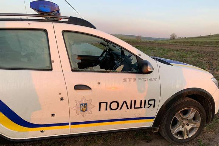 На Одещині розшукують зловмисника, який обстріляв автомобіль поліції