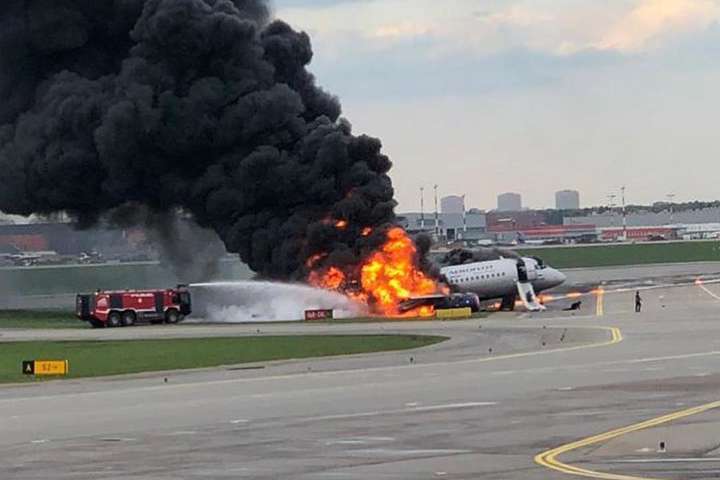 Центральні російські телеканали проігнорували аварію літака в аеропорту Москви