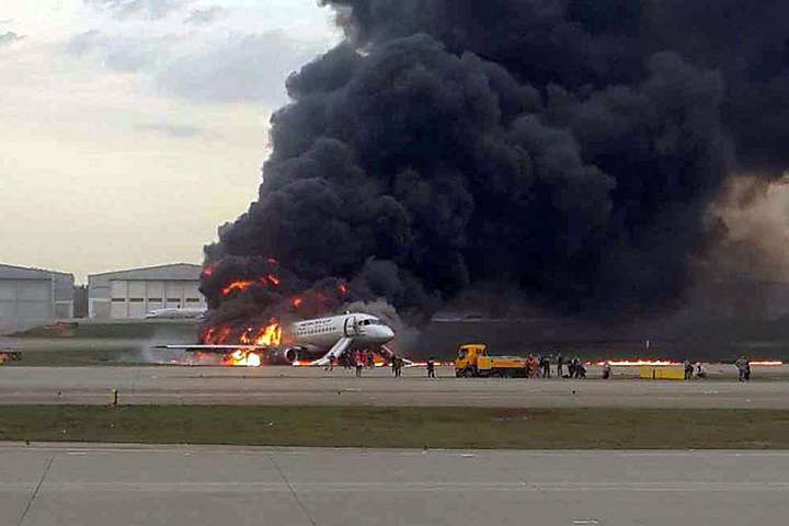 «У літак влучила блискавка»: пасажир рейсу «Москва-Мурманськ» розповів про аварію 