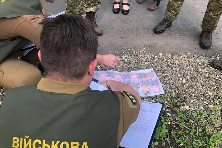 У Донецькій області на хабарі затримали командира роти військової частини