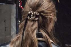  Один из модных трендов этого года – ретро-аксессуары для волос