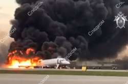 Пасажири екстрено покинули палаючий літак по трапу, який був розгорнутий біля кабіни пілота 