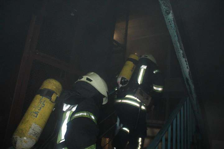 У будинку в Києві вогонь охопив шість балконів, два згоріли вщент