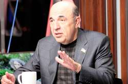 Рабинович заявил, что Россия может получить Донбасс с помощью власти, а не из-за выдачи паспортов