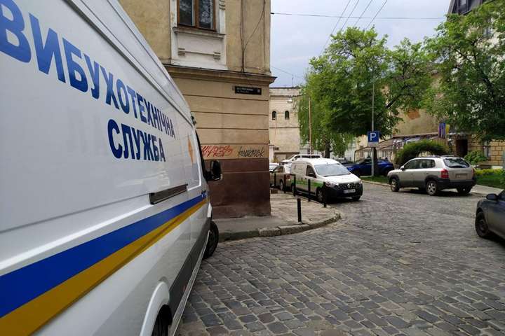 У Львові шукають вибухівку у восьми готелях
